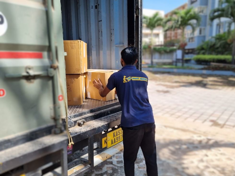 Gosmart Movers loding boxes into the truck
